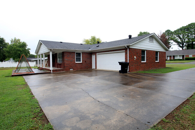 Building Photo - 4 bed, 2 bath home on large lot near MTSU