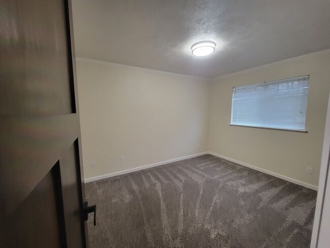 Building Photo - Exceptionally clean 3 bedroom, 1.5 bathroo...