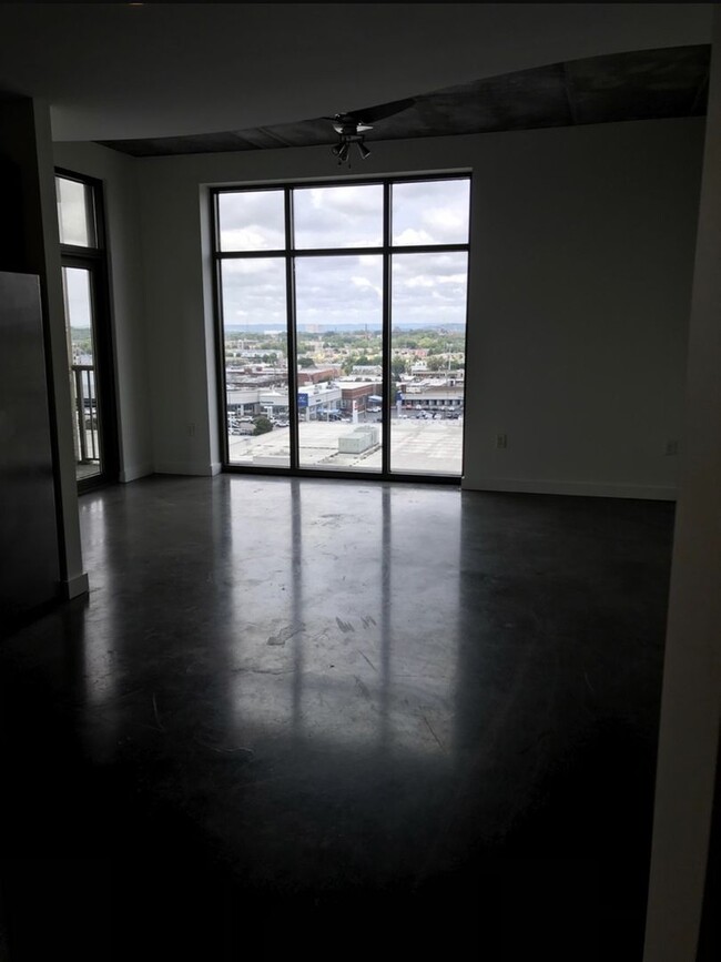 Building Photo - SLEEK 1 BED 1 BATH MUSIC ROW CONDO