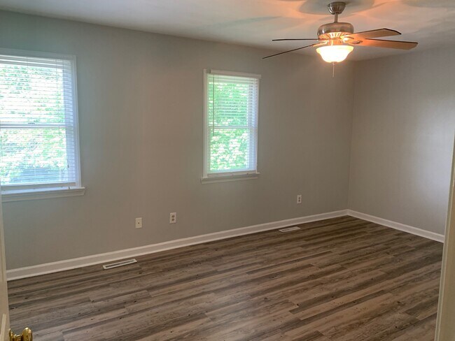 Large Master Suite w en suite - 2410 Ridge Rd