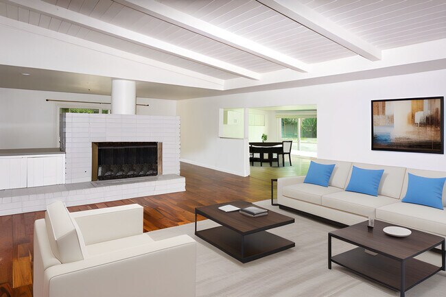 VR Staged - 19756 Collier St