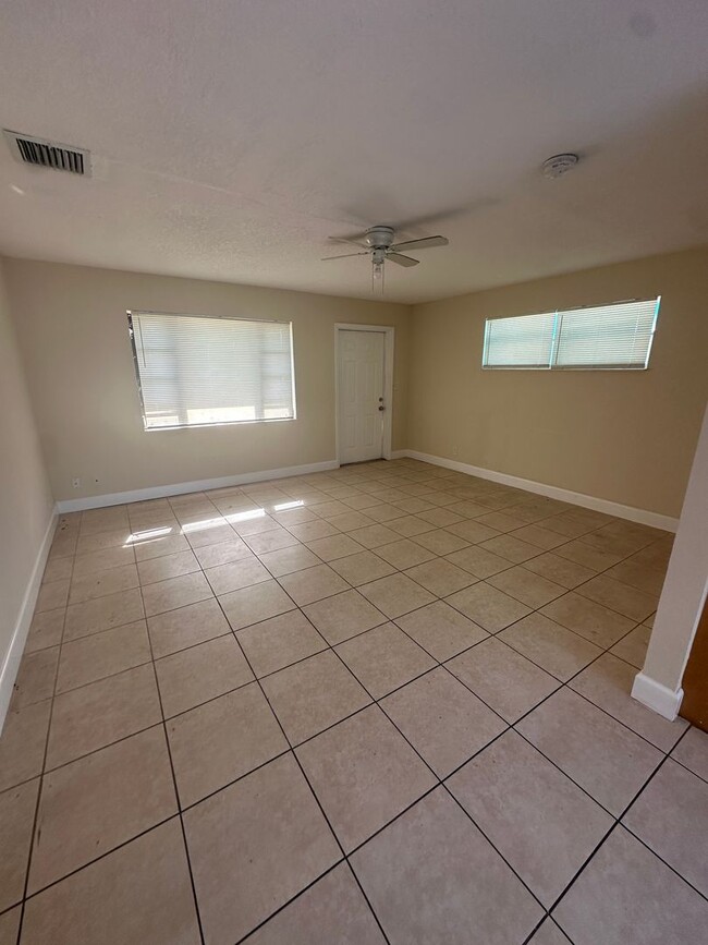 Building Photo - Nice 3/2 with big backyard