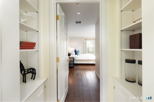Building Photo - 5 Great Elm Dr
