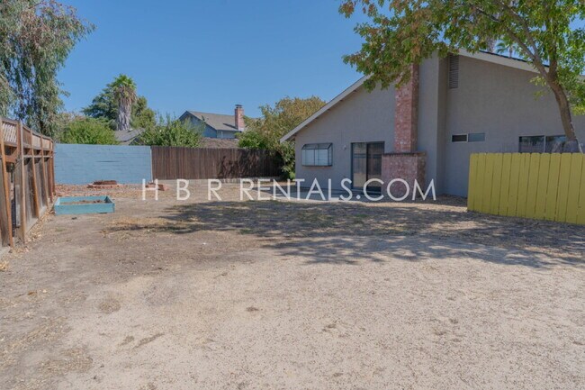 Building Photo - 435 Palm Cir