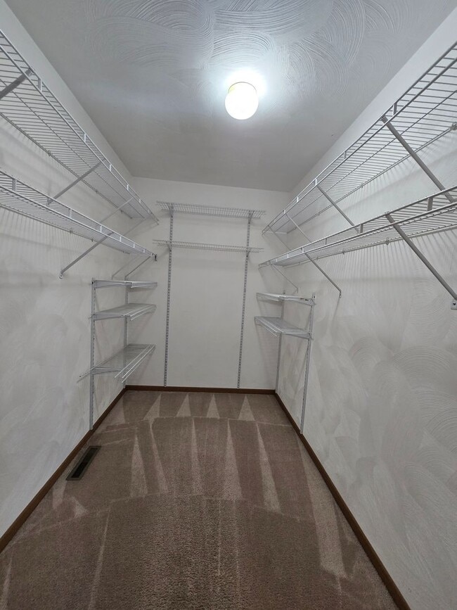 Building Photo - Large 3 Bedroom Townhouse in Burrell Schoo...