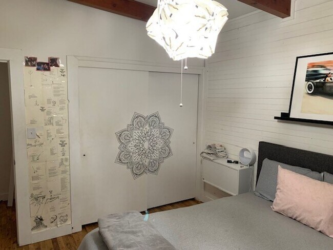 Building Photo - 3 Bed 2 Bath Single level FULLY FURNISHED