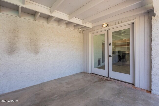 Building Photo - 1116 E Fern Dr N