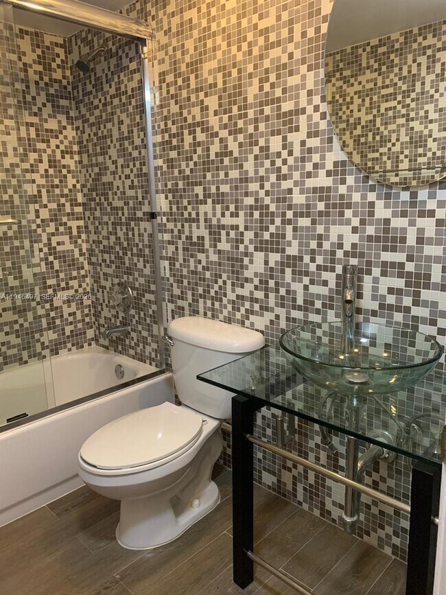 Building Photo - 911 E Ponce De Leon Blvd