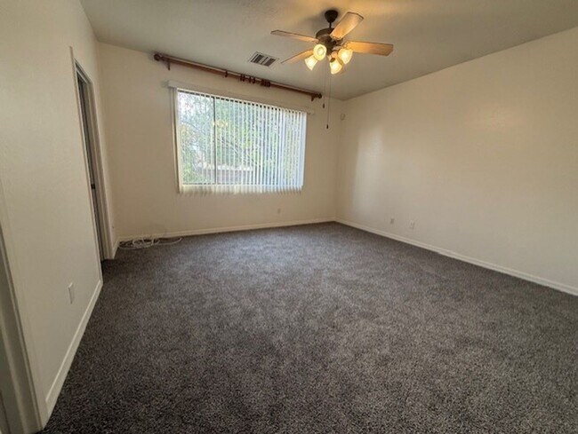 Building Photo - REDUCED!! 3 Bed 2 Bath Available Now!! Con...