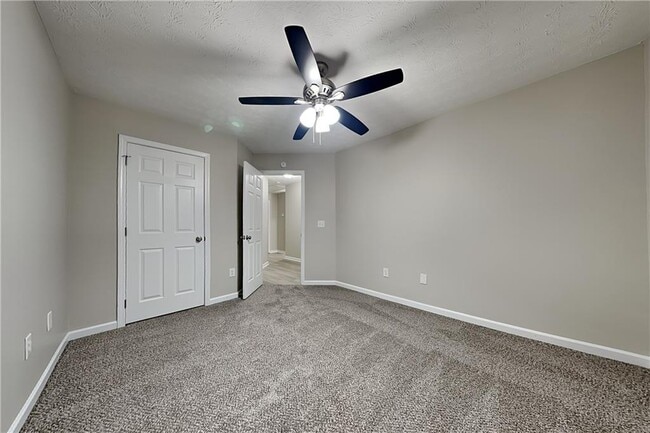 Building Photo - 230 Lake Valley Dr SW