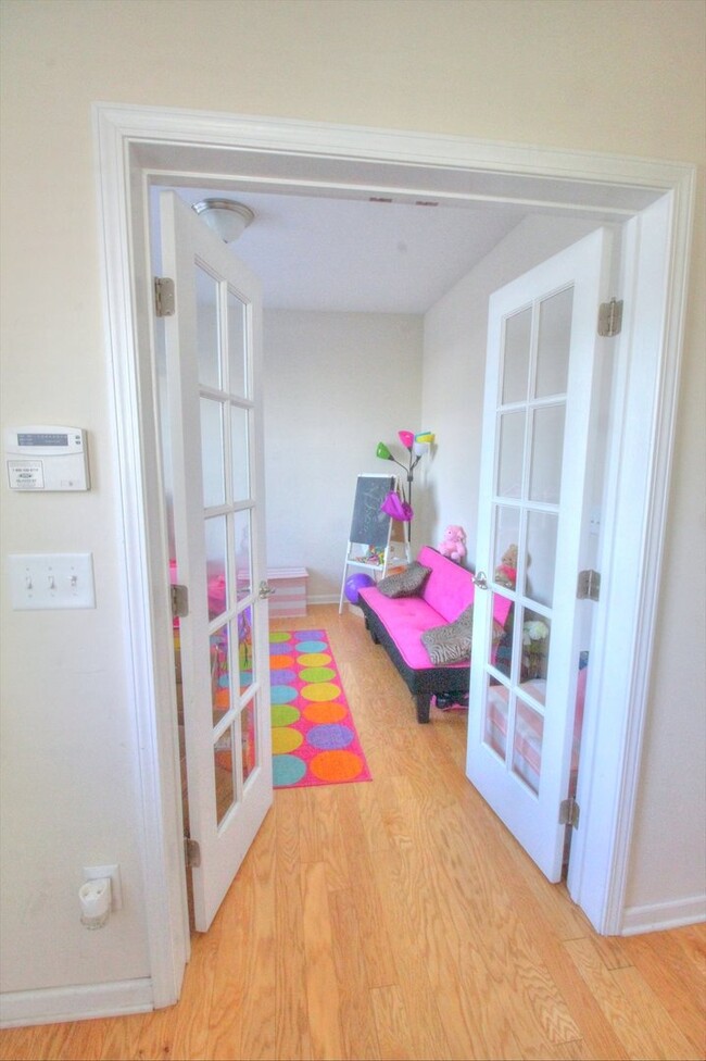 Building Photo - Beautiful 3 Bedroom/ 2.5 Bath Townhome in ...
