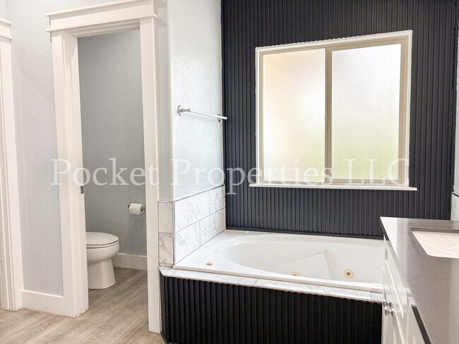 Building Photo - 874 E Forest Ridge Ct