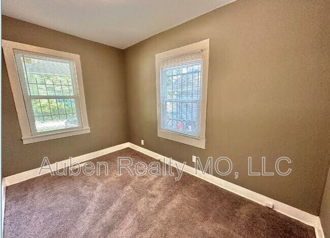 Building Photo - 2905 E 61st St