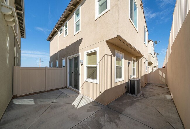 Building Photo - Gorgeous Lomita Townhome