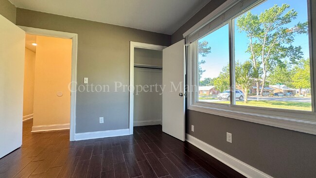 Building Photo - 366 Lullwater Dr