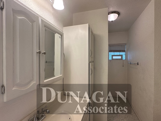 Building Photo - 3 bed 2 bath Country Club Division
