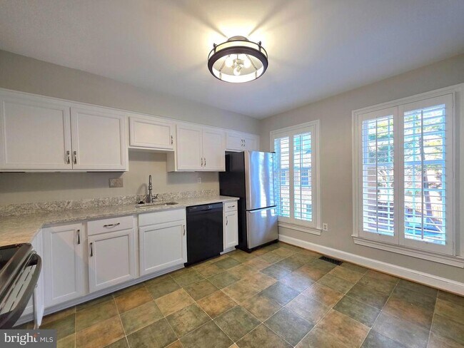 Building Photo - 117 Shooters Ct