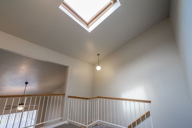 Building Photo - Spacious Updated Townhome in Downtown St. ...