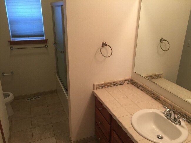 Building Photo - Beautifully Updated 4-Bedroom Home in Desi...