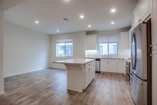 Building Photo - Beautiful 4 Bedroom Townhome! Built in 202...