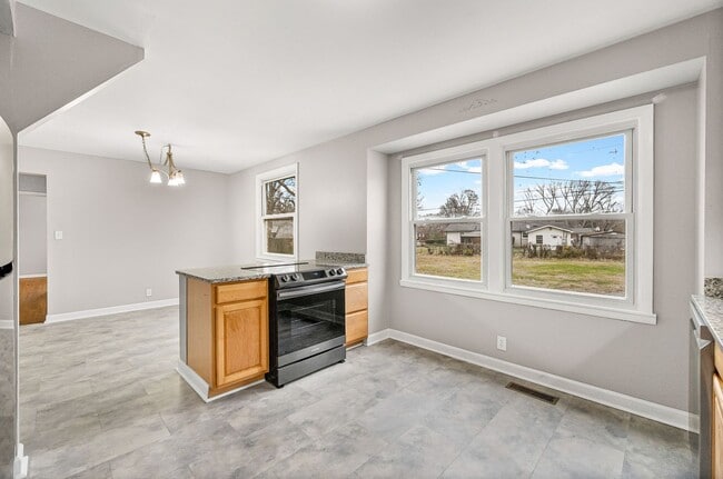 Building Photo - 3 Bedroom Pet Friendly Home For Rent Near Post!