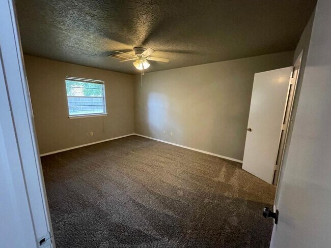 Building Photo - 2 Bedroom Duplex Close to Campus
