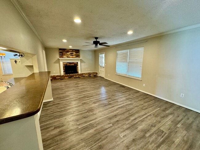 Building Photo - 3 bed 2 bath house with garage