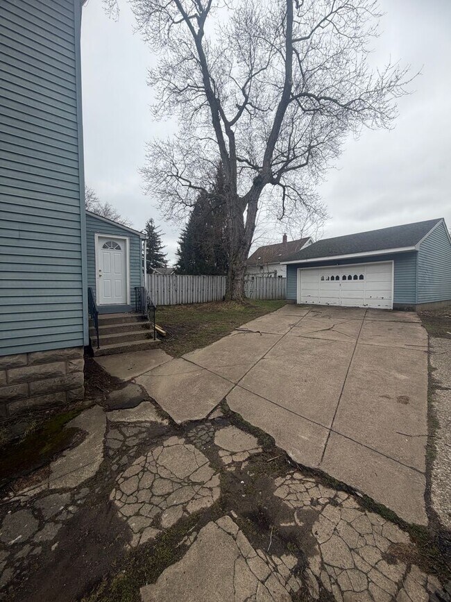 Building Photo - 3 Bed 1 Bath with 2 car garage