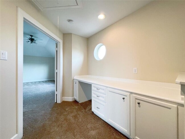 Building Photo - Modern tri-level 3 bed/ 2.5 bath