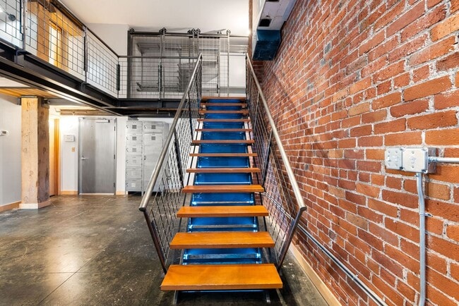 Building Photo - Gorgeous Fully Furnished Condo in Downtown...