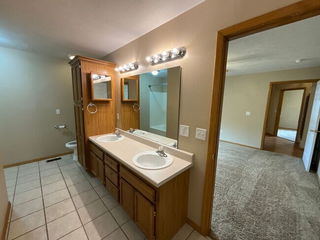 Building Photo - Beautiful Home on Private Setting