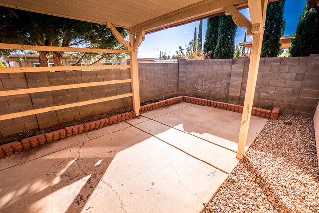 Building Photo - Beautiful Patio Home! 3 Bedrooms, 2 Bath, Split Floor Plan, Central A/C with 2 Car Garage