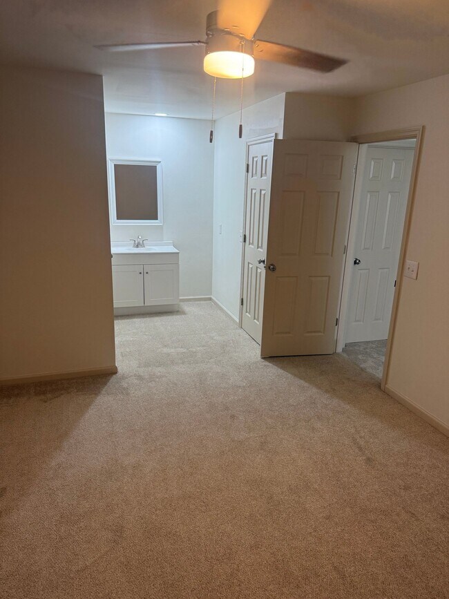 Building Photo - 5769 Dewsbury Ln