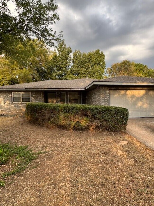 Building Photo - 3 bedroom 2 bath home
