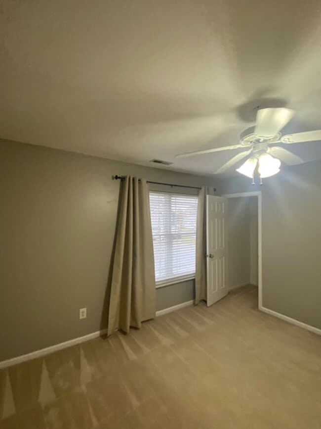 Building Photo - Townhome in great location!