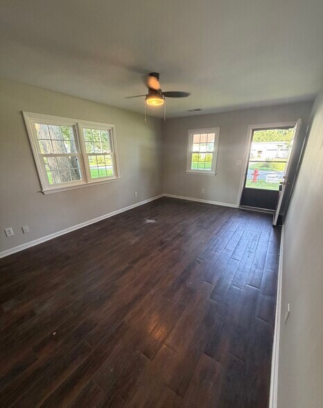 Building Photo - 212 N Elm St