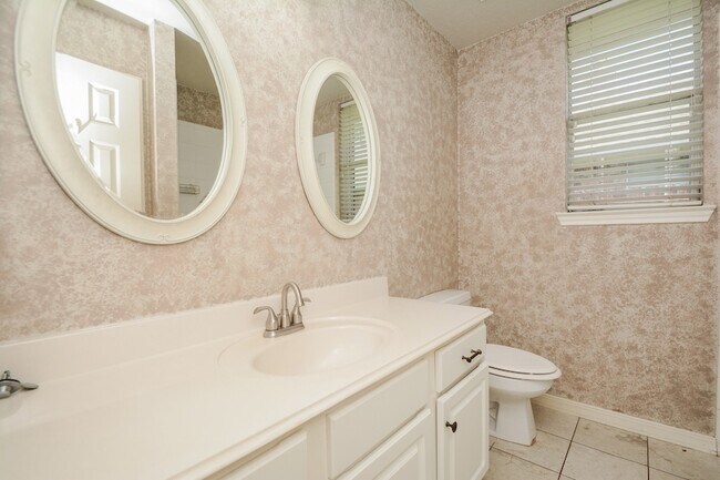 Building Photo - 918 Tennyson Dr