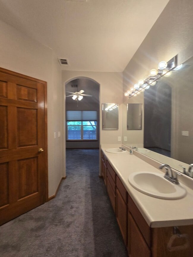 Building Photo - Bright and open Condo, walking distance to...