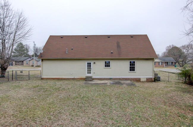 Building Photo - Fresh and Clean 4 bed Near Ft Campbell and...