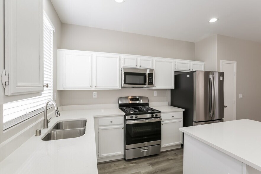 Building Photo - 9782 Vista Crest Ave