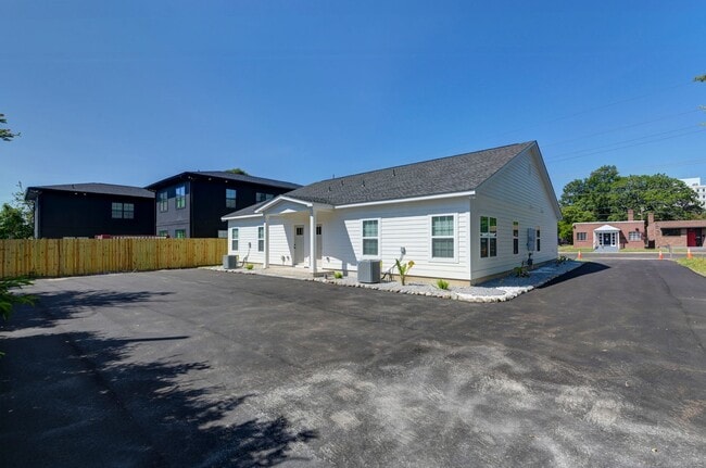 Building Photo - Pre-Leasing for the 26-27 School Year! - N...