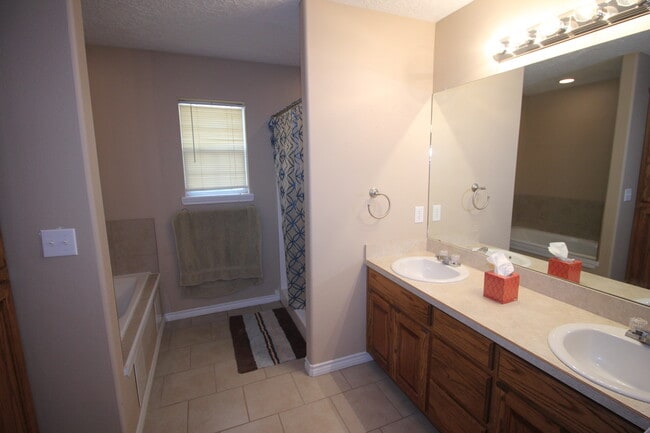 Building Photo - 708 Bison Rd