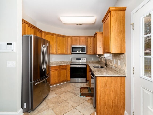 Building Photo - 2 Bedroom 2 Bath Garden Level Condo