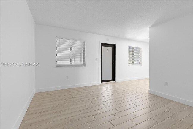 Building Photo - 810 Salzedo St