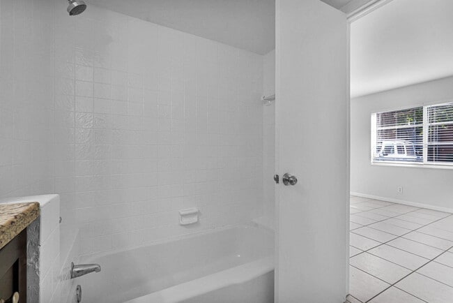 Building Photo - 9 NE 19th Ct