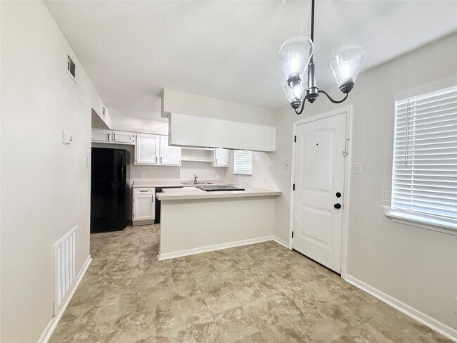 Building Photo - 941 S Walker St