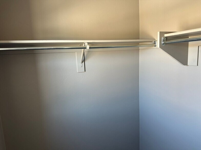 Building Photo - 1445 W Locke Dr