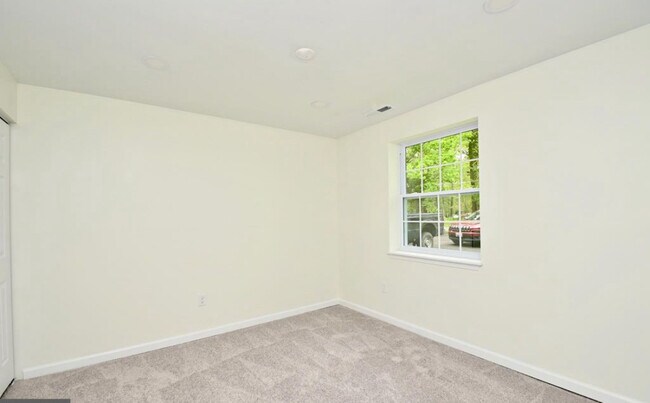 Building Photo - 16501 Accolawn Rd