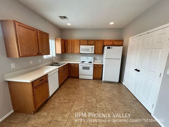 Building Photo - Single Level 2 Bed/2 Bath Gated Community ...