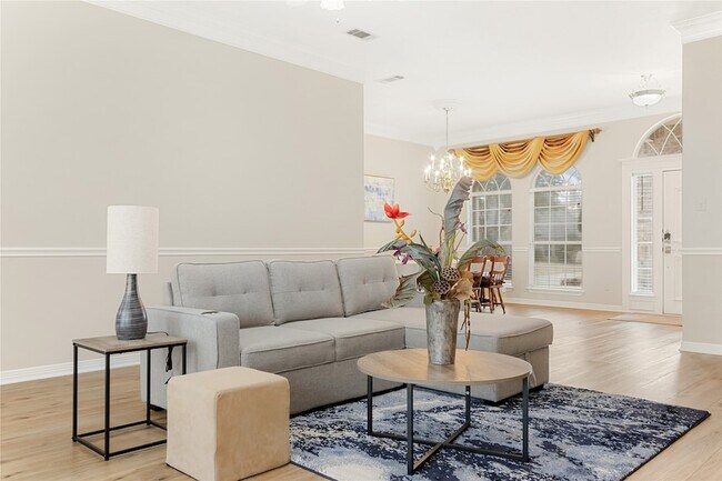 Building Photo - 118 W Greenbriar Ln